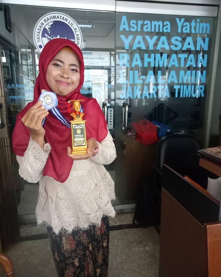 Read more about the article Siswa Terbaik SMA Dari Asrama Yatim YRLA